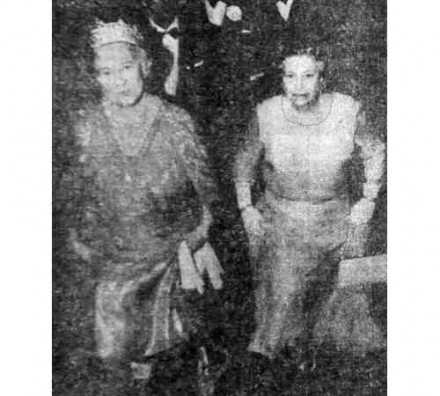 Елизавета Вторая со своей матерью в парадно-церемониальных нарядах