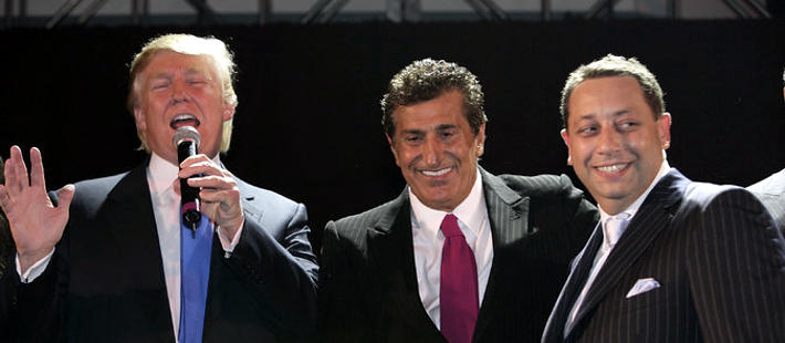Г-н Трамп с Тевфиком Арифом, в центре, и Феликсом Сатером на вечеринке в Сохо в 2007 году. Трамп обсуждал перспективы в России своей девелоперской компании «Бэйрок Групп». Эти перспективы так ни во что и не воплотились. Mark Von Holden/WireImage