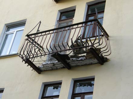 Это не единственный балкон такого рода в областном центре. Страшно подумать, что творится где-нибудь в Кирсанове, Умете...
