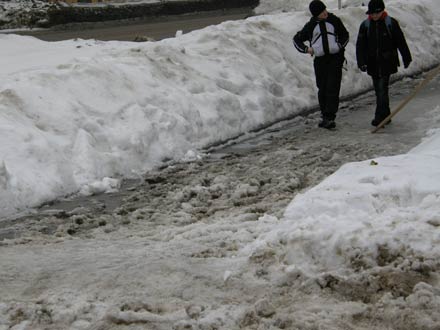Такое состояние тротуаров зимой повсюду. Даже на центральных улицах. Да и проезжая часть ненамного лучше.