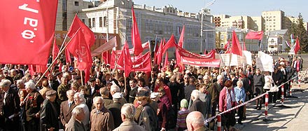 Коммунистам пришлось митинговать буквально на стройке – в третий раз за пару лет меняется мостовая на площади и на этот раз аккурат во время Первомая
