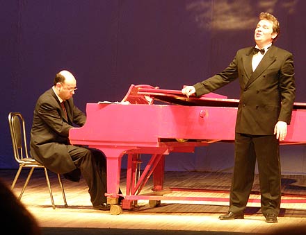 Петр Морозов не только пер, но и аккомпанировал сам себе во время одного из выступлений