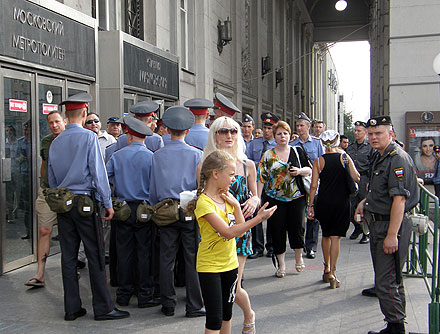 Милиция отгоняла москвичей от метро