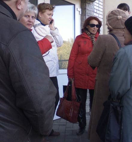Женщина в красной куртке объяснила избирателям, за кого им нужно голосовать. Но сахара не дала, чем кое-кого разочаровала.