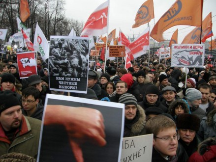 Митинг собрал огромное количество людей, возмущенных наглостью воров. Кстати, здесь митинг еще не начался, еще не все собрались, а Лужков мост (на заднем плане), уже заполняется. Кликните, чтобы открыть фото в новом окне с большим разрешением