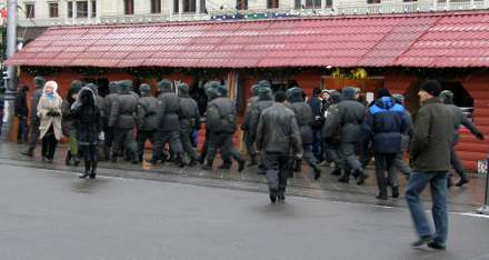 Полиция была везде. Охранники правопорядка передвигались маленькими группами, по одному и вот такими отрядами