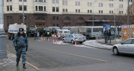 Военной и полицейской техникой были перекрыты все доступы к Кремлю