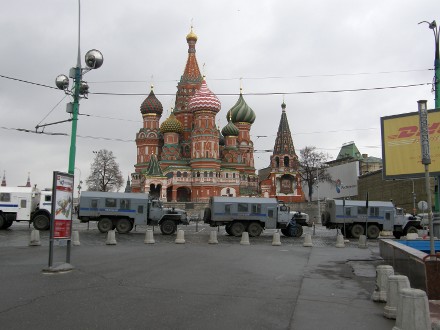 Покровский собор (Василия Блаженного) в окружении техники смотрится особенно торжественно и благочестиво