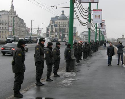 Мост, ведущий к Болотной площади, охранялся целым полком молодых полицейских