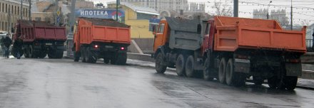 Туда, где видимо, не хватило полицейских и военных машин, пригнали дорожную технику