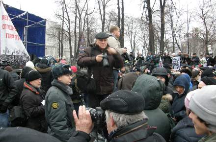 Почти все время митинга между сценой и участниками стояли представители прессы и два милиционера